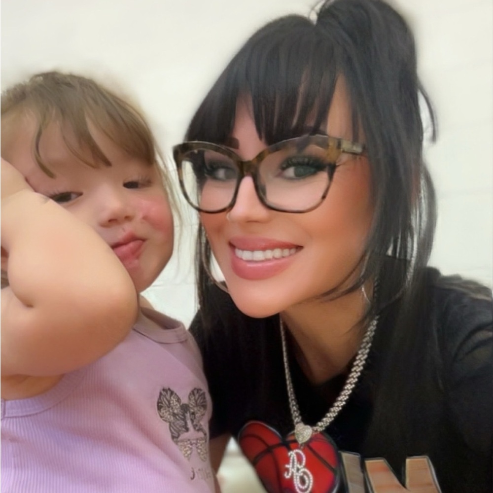 Meet your Posher, Alexis